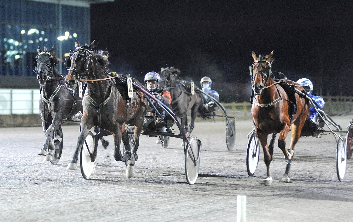 Sevilla plockar ned ledande Dragster i slutstriden. Foto: Jörgen Tufvesson, ALN