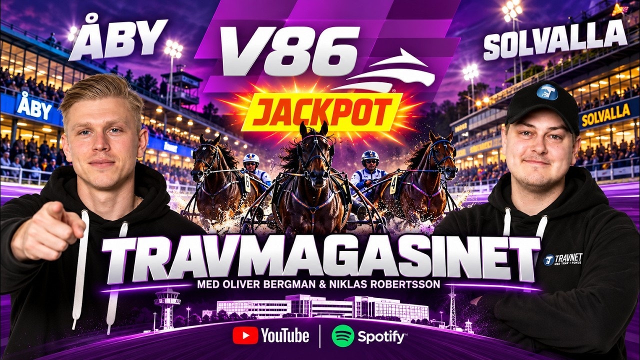 Två leende män i svarta huvtröjor står framför en travbana där hästar och kuskar travar. Texten V86 Jackpot, Åby, Solvalla och Travmagasinet med Oliver Bergman och Niklas Robertsson syns i bilden.