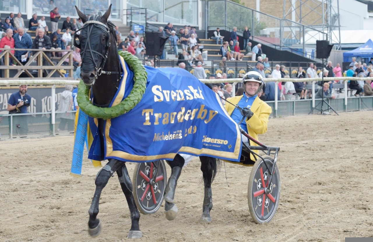 Attraversiamo segerdefilerar efter Derbyt i fjol. På tisdag avgörs vilka som ska utgöra årets startfält i finalen. Foto: Leif Norberg, ALN