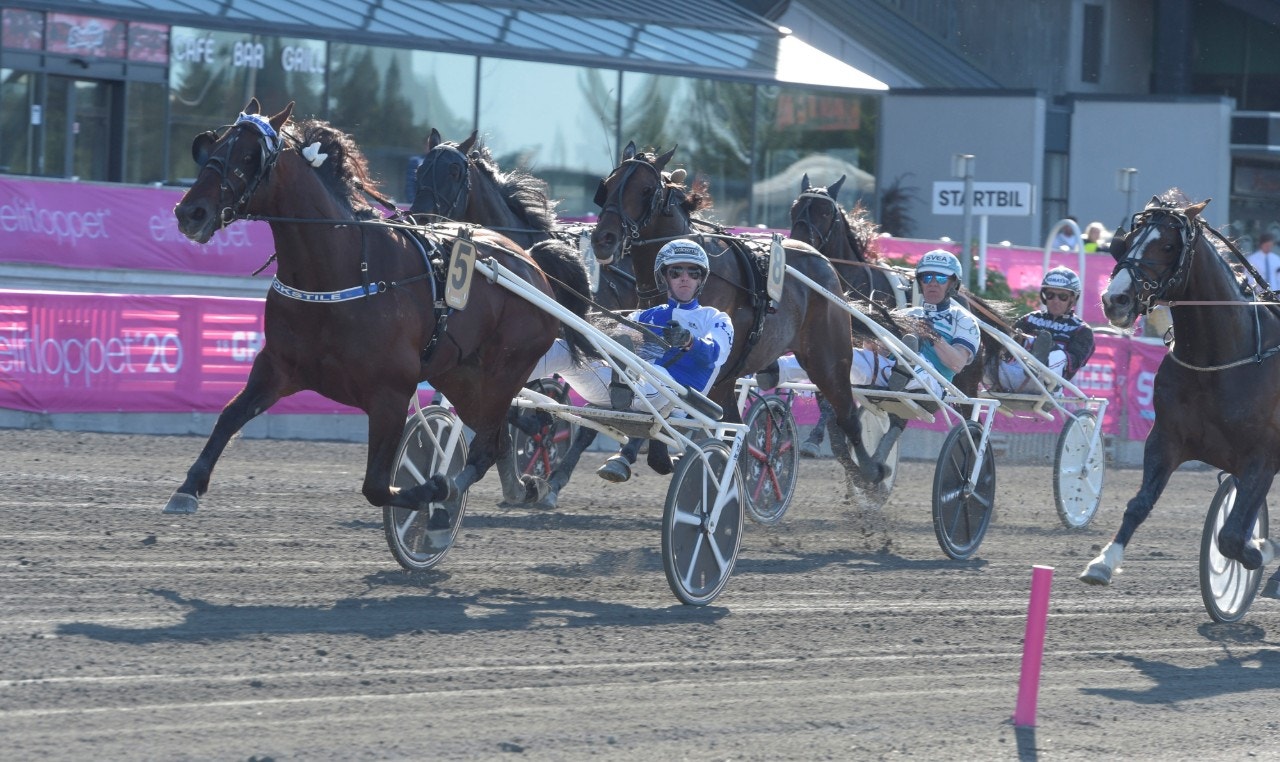 Cokstile vinner sitt försök från dödens. Propulsion trea - trots hela loppet i spåren. Foto: Leif Norberg, ALN