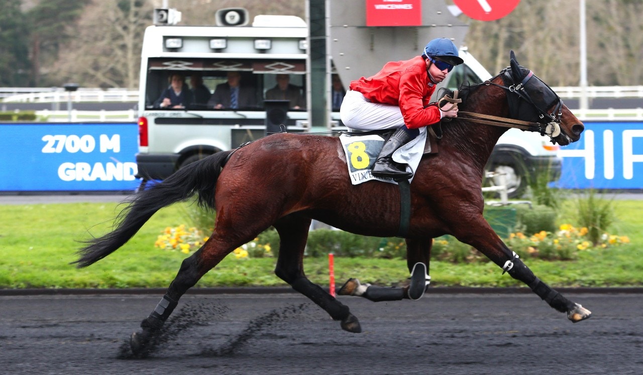 Formbesked från Fado du Chêne - Galactica i slagna fältet