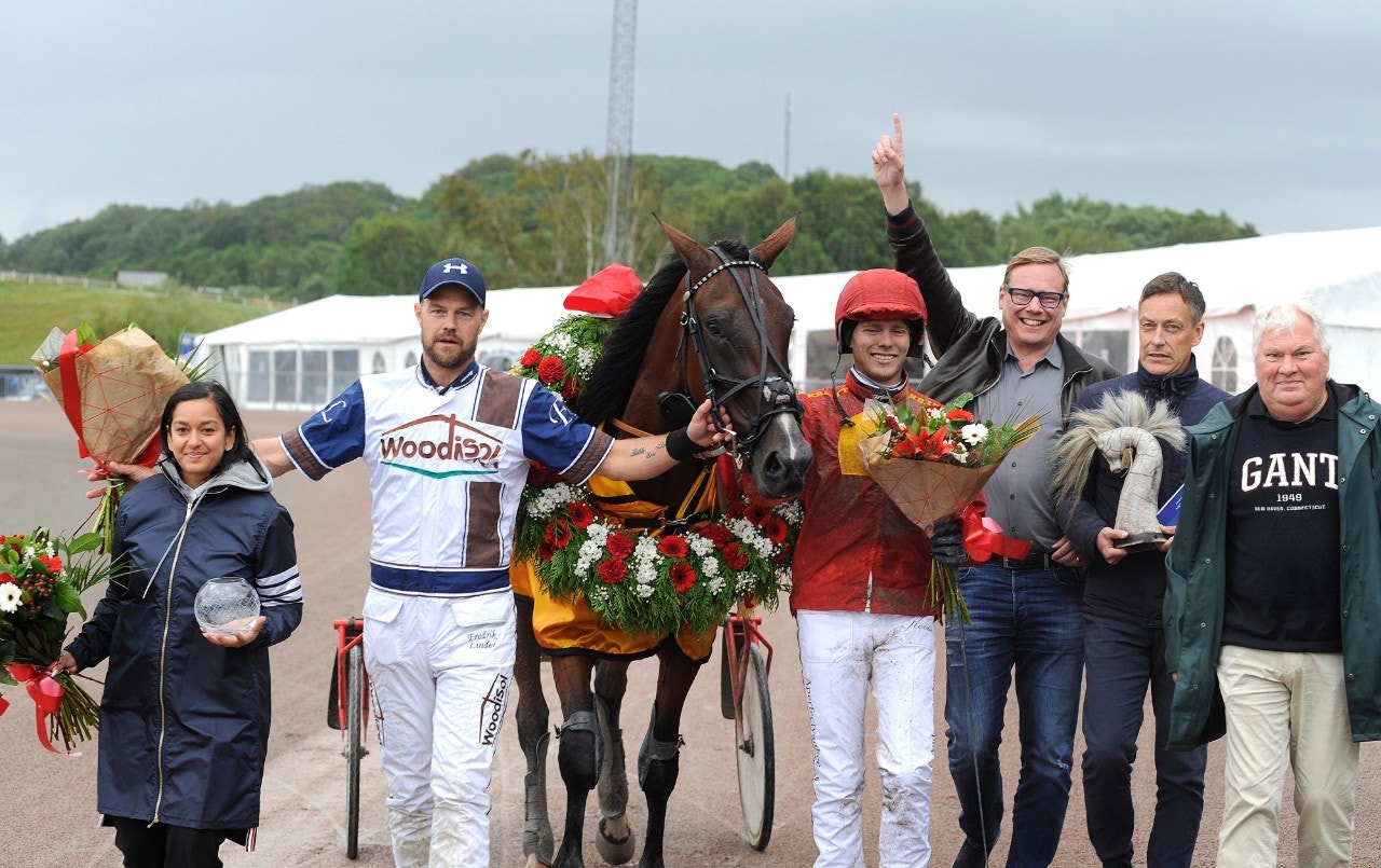 Jubel och glädje i vinnarcirkeln efter Zeta Wise As seger i Stosprintern. Foto: Jörgen Tufvesson, ALN