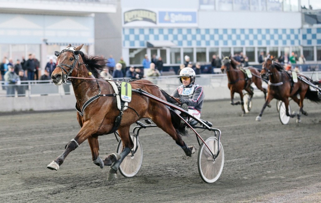 Hagentoy har bra chans från spets. Foto: Ola Westerberg, ALN