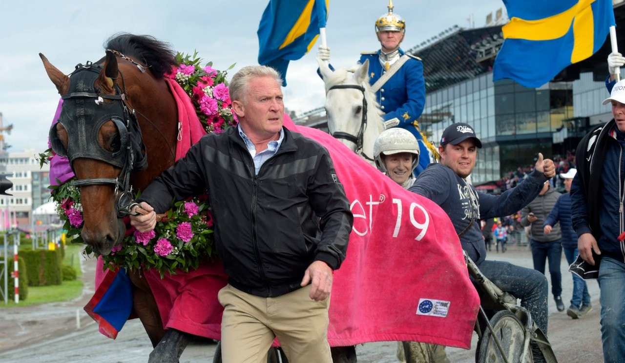 Dijon segerdefilerar efter Elitloppet i år. Foto: Martin Langels, ALN