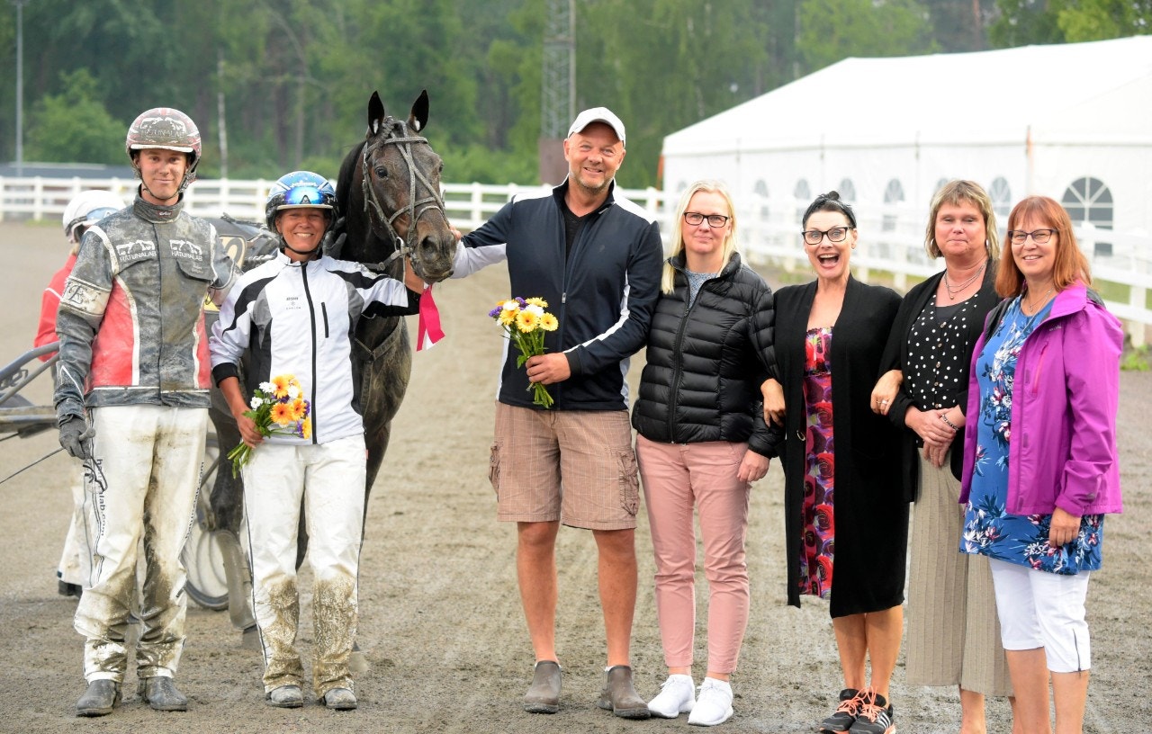 Segerglädje efter Track Angles seger på Sundbyholm. Foto: Martin Langels, ALN