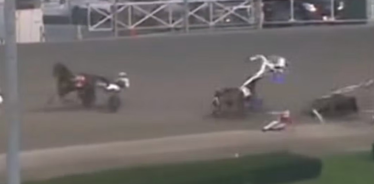 Motorsportfordon i aktion på en tävlingsbana under ett race.